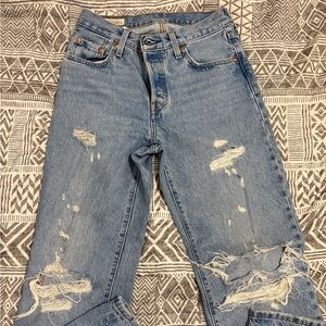 Levi’s mid rise ripped baggy jeans